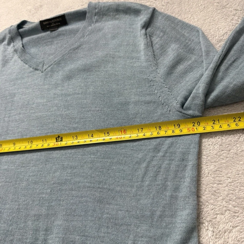 Banana Republic Men's Large 100% Merino Wool V-Neck Sweater Blue Lightweight
